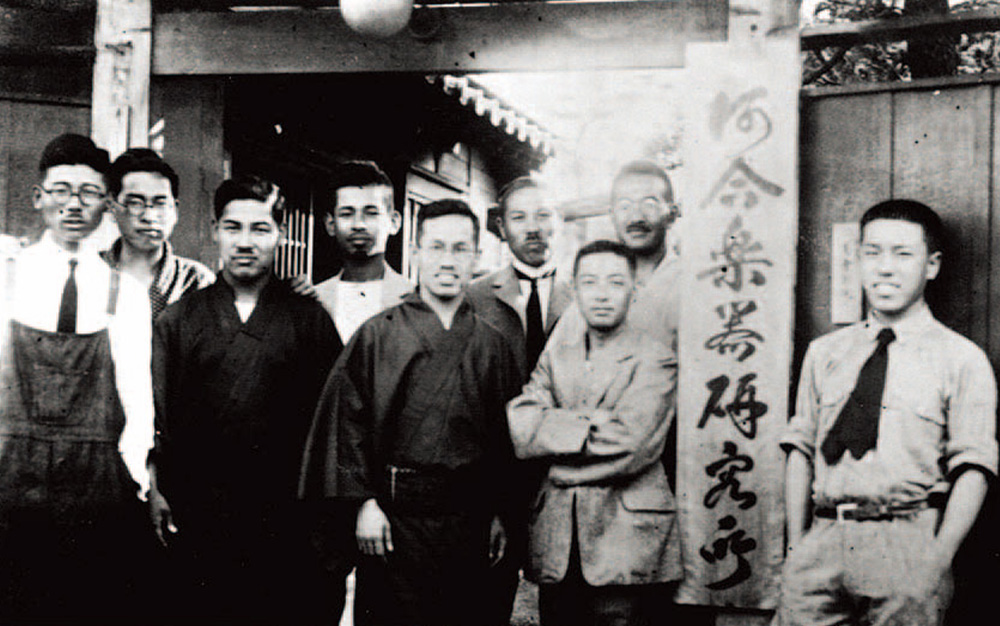1927年創業時の中心メンバー（写真中央が河合小市）